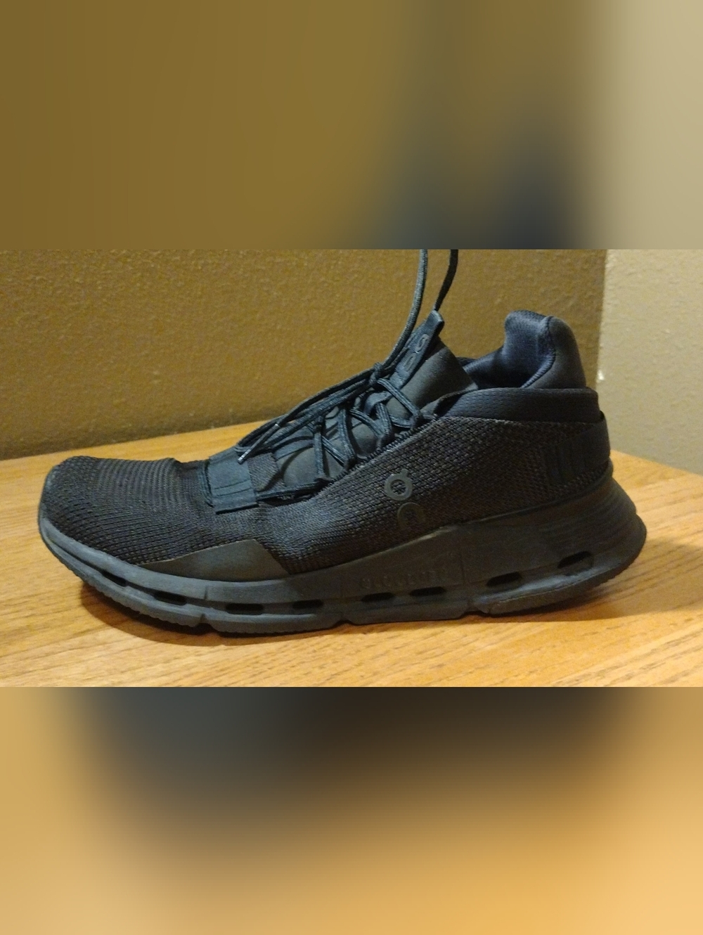 ON Cloud Women's Size 9 EU 40.5. Swiss Running Shoes. Black